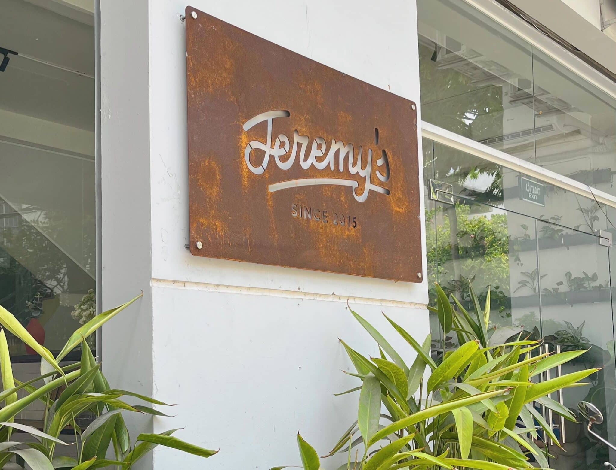 Sign leading into Jeremy's Kitchen in Da Nang, Vietnam